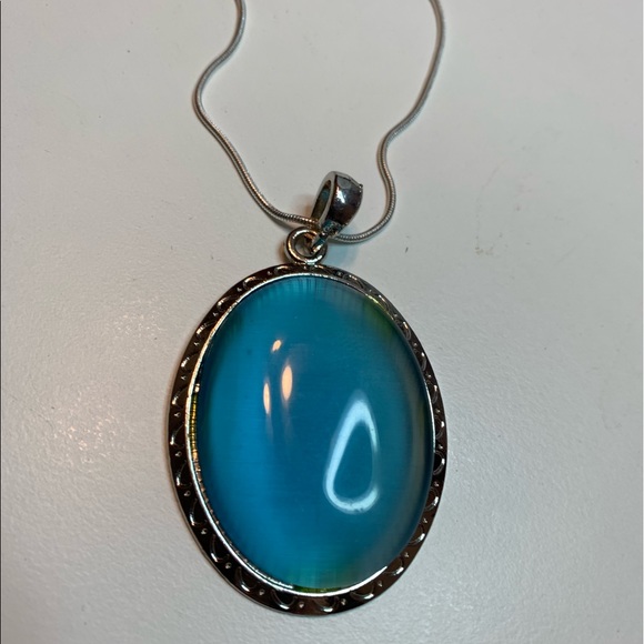 Blue crystal and silver pendant in a silver chain. - Picture 4 of 8